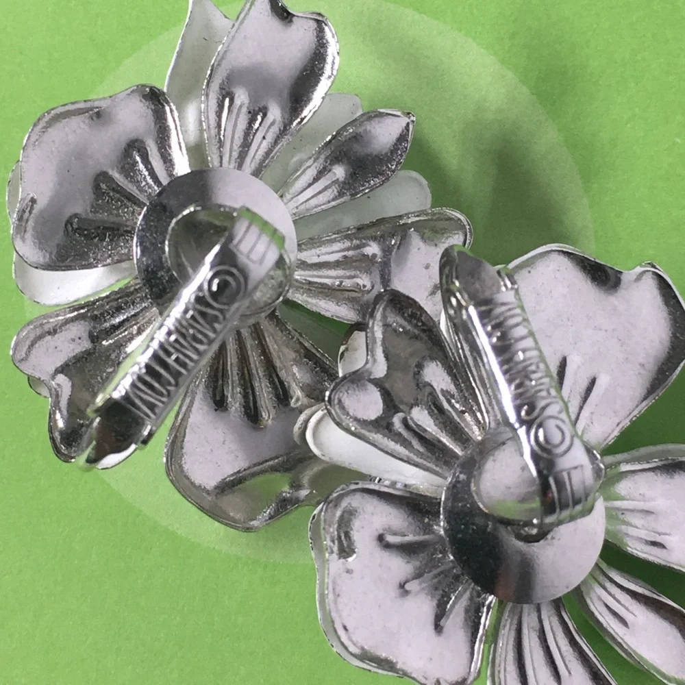 60s Sarah Coventry White Flower Clipon Earrings